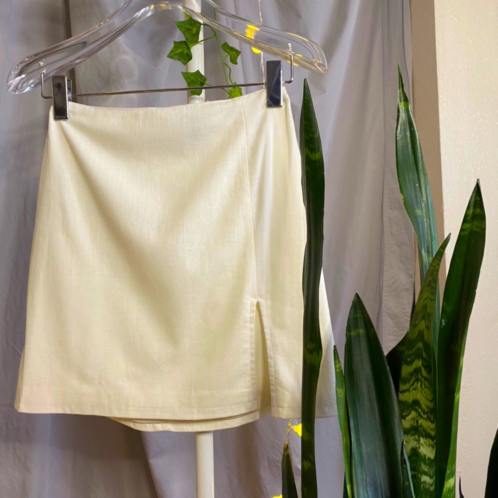 Light weight creme colored mini skirt!